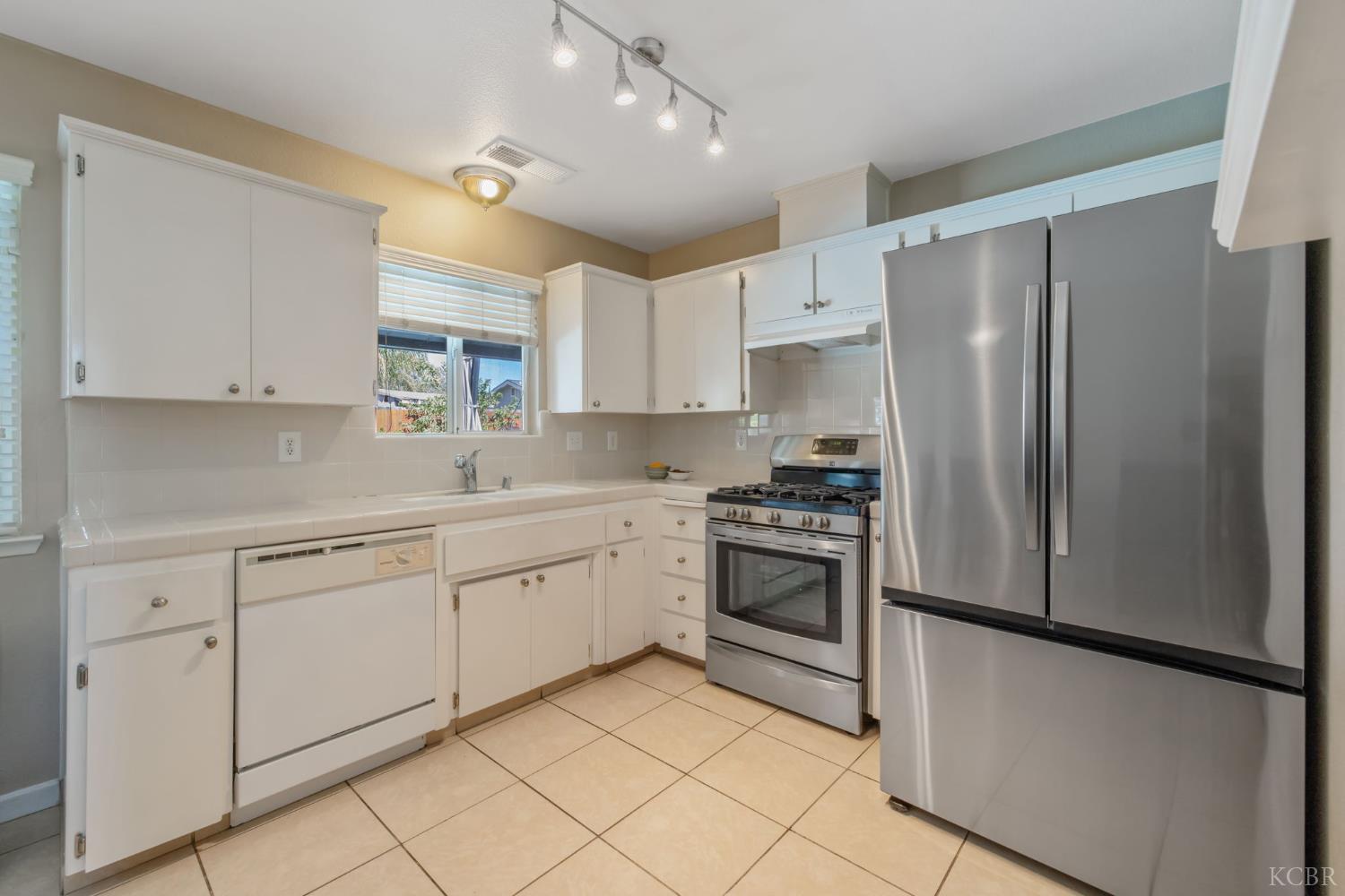 1603 Rosewood Ln, Hanford, CA 93230