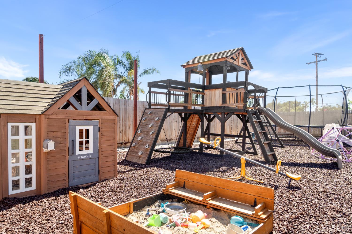 2673 Vineyard St, Hanford, CA 93230