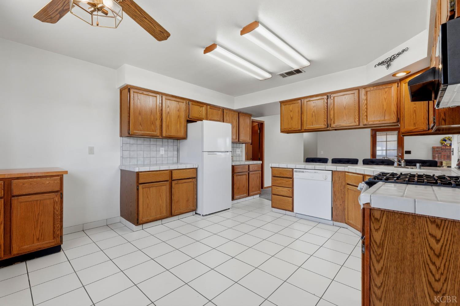 927 Elderwood Ln, Lemoore, CA 93245