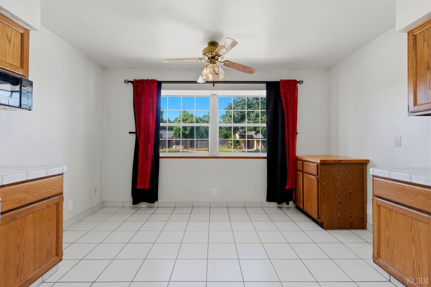 927 Elderwood Ln, Lemoore, CA 93245