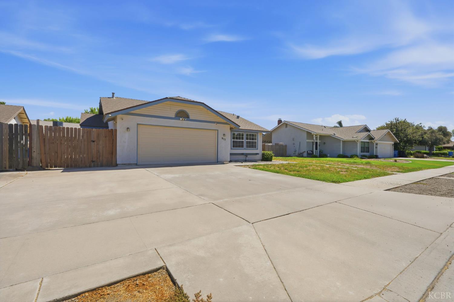 927 Elderwood Ln, Lemoore, CA 93245