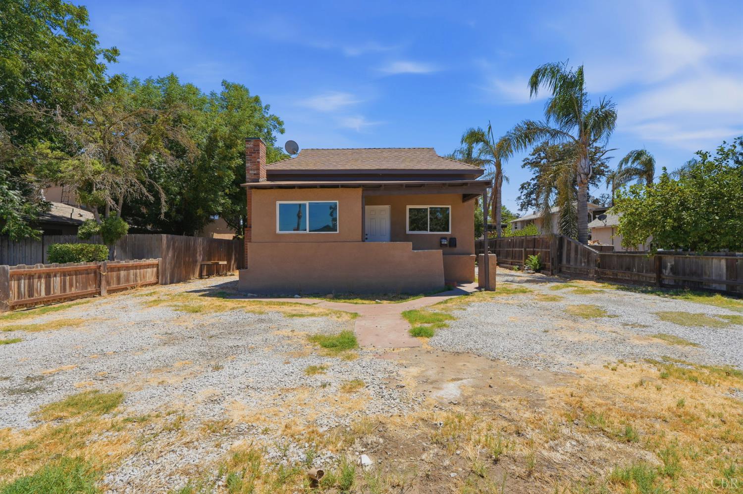 523 E 11th St, Hanford, CA 93230