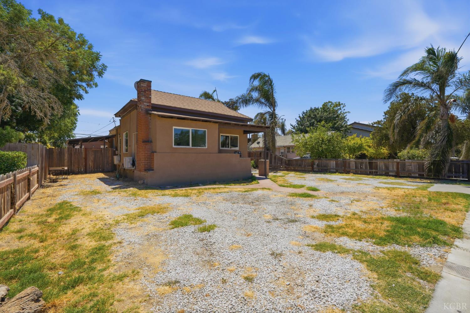 523 E 11th St, Hanford, CA 93230