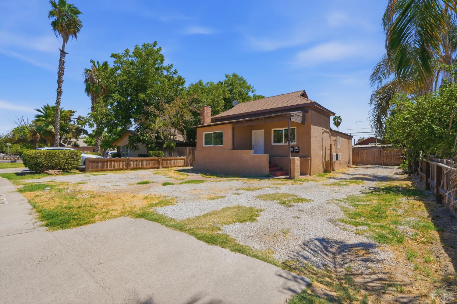 523 E 11th St, Hanford, CA 93230