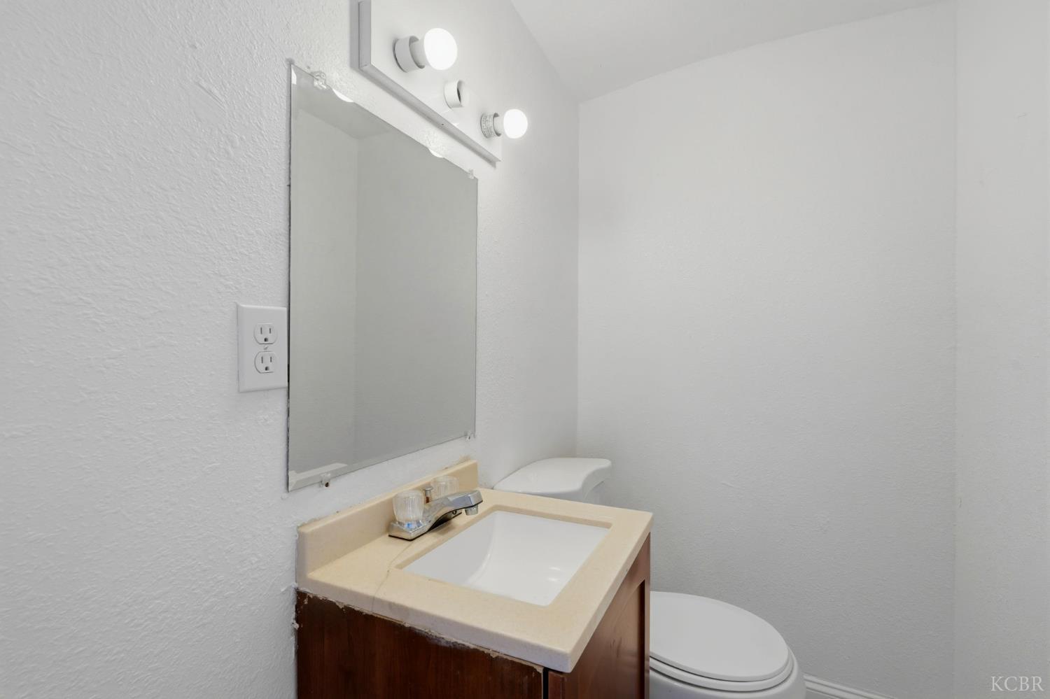523 E 11th St, Hanford, CA 93230