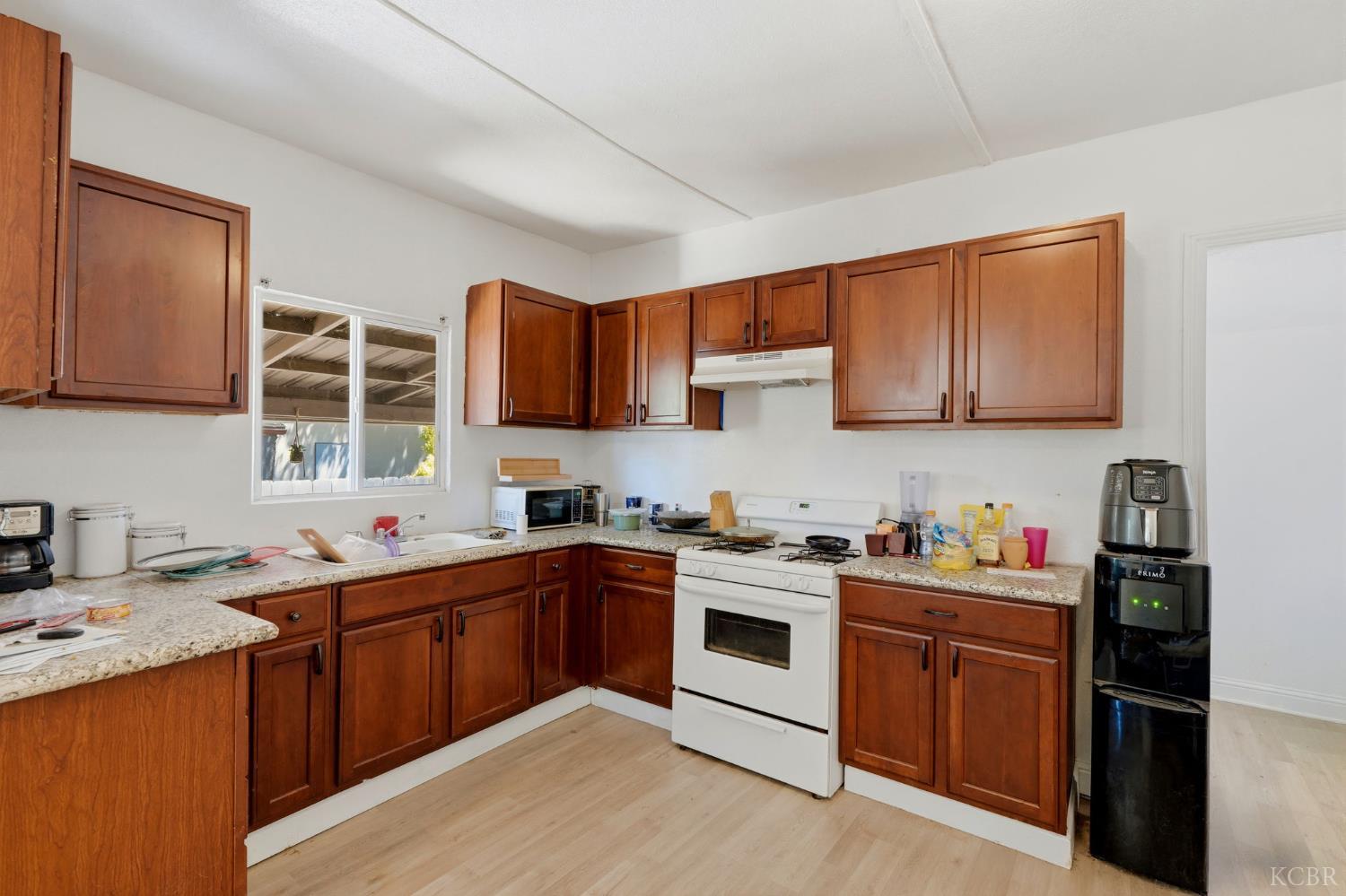 523 E 11th St, Hanford, CA 93230