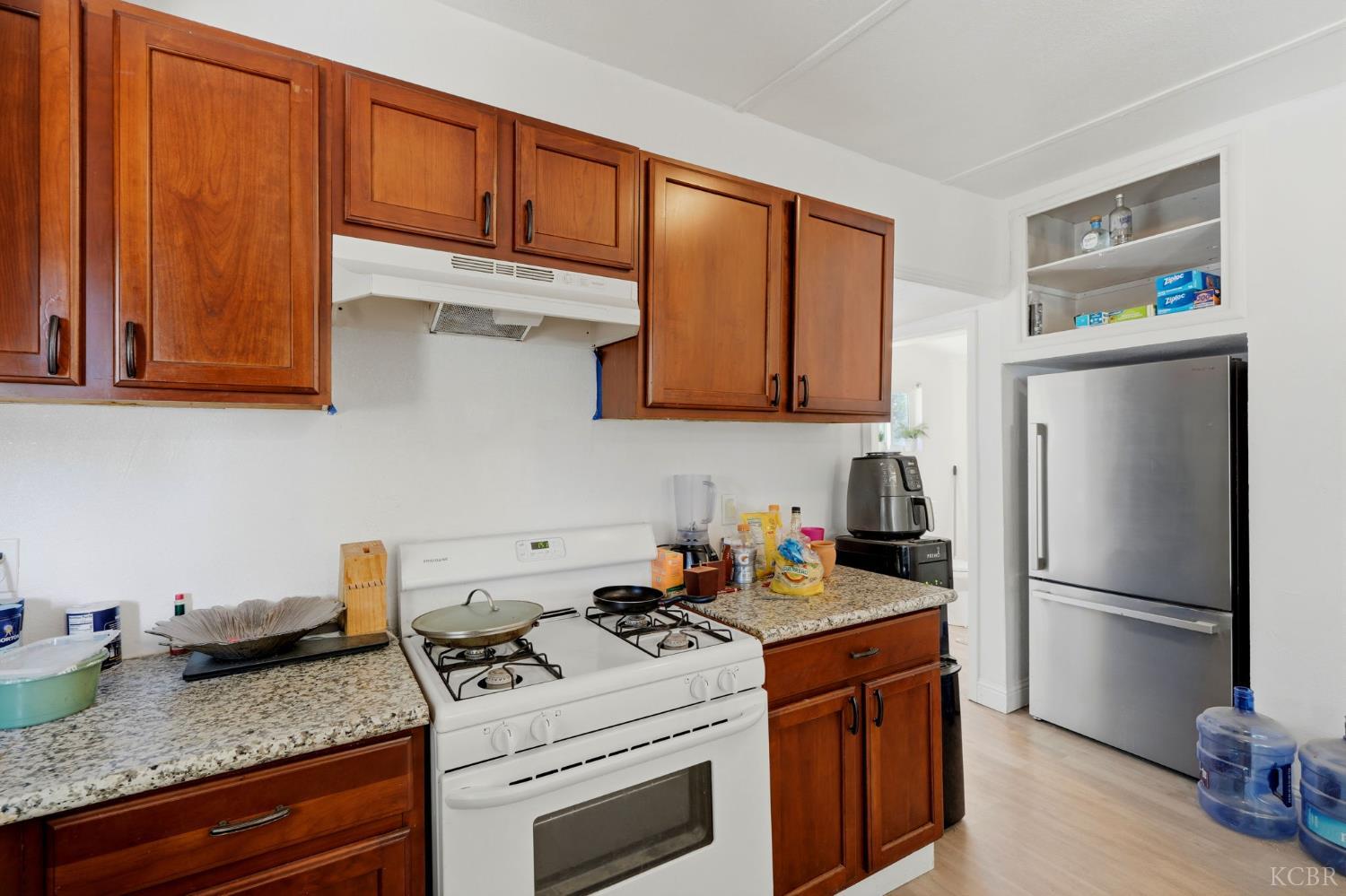 523 E 11th St, Hanford, CA 93230