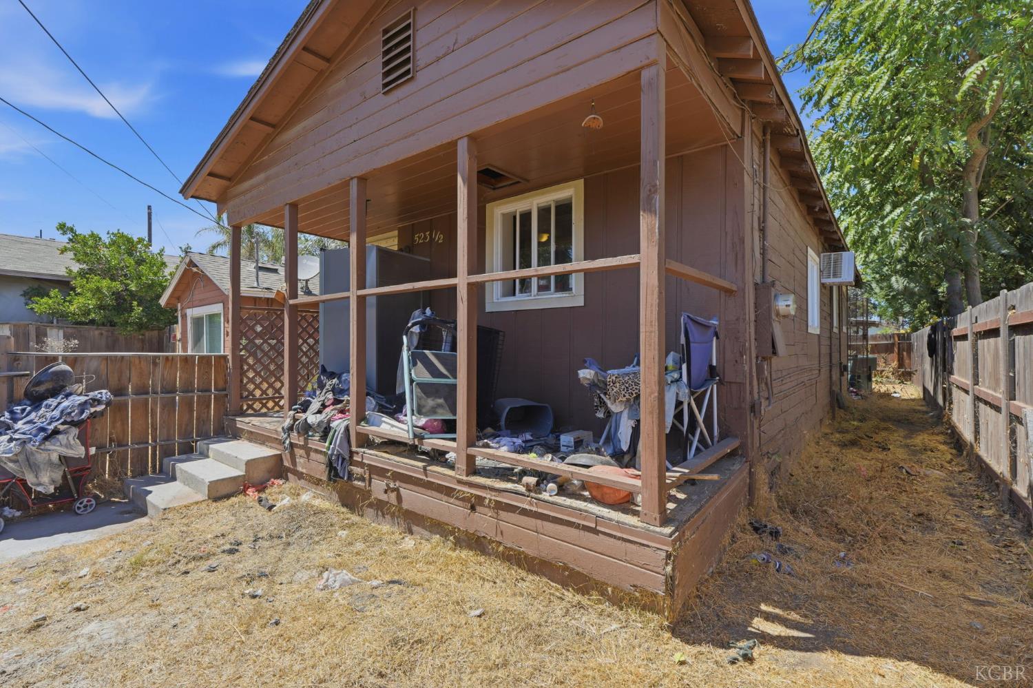 523 E 11th St, Hanford, CA 93230