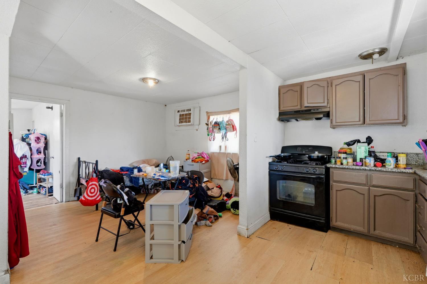 523 E 11th St, Hanford, CA 93230