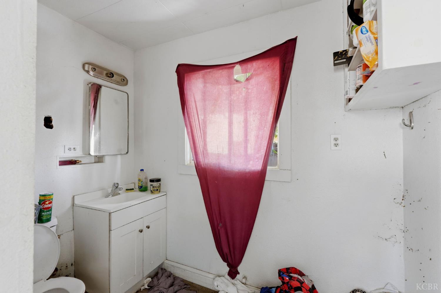 523 E 11th St, Hanford, CA 93230