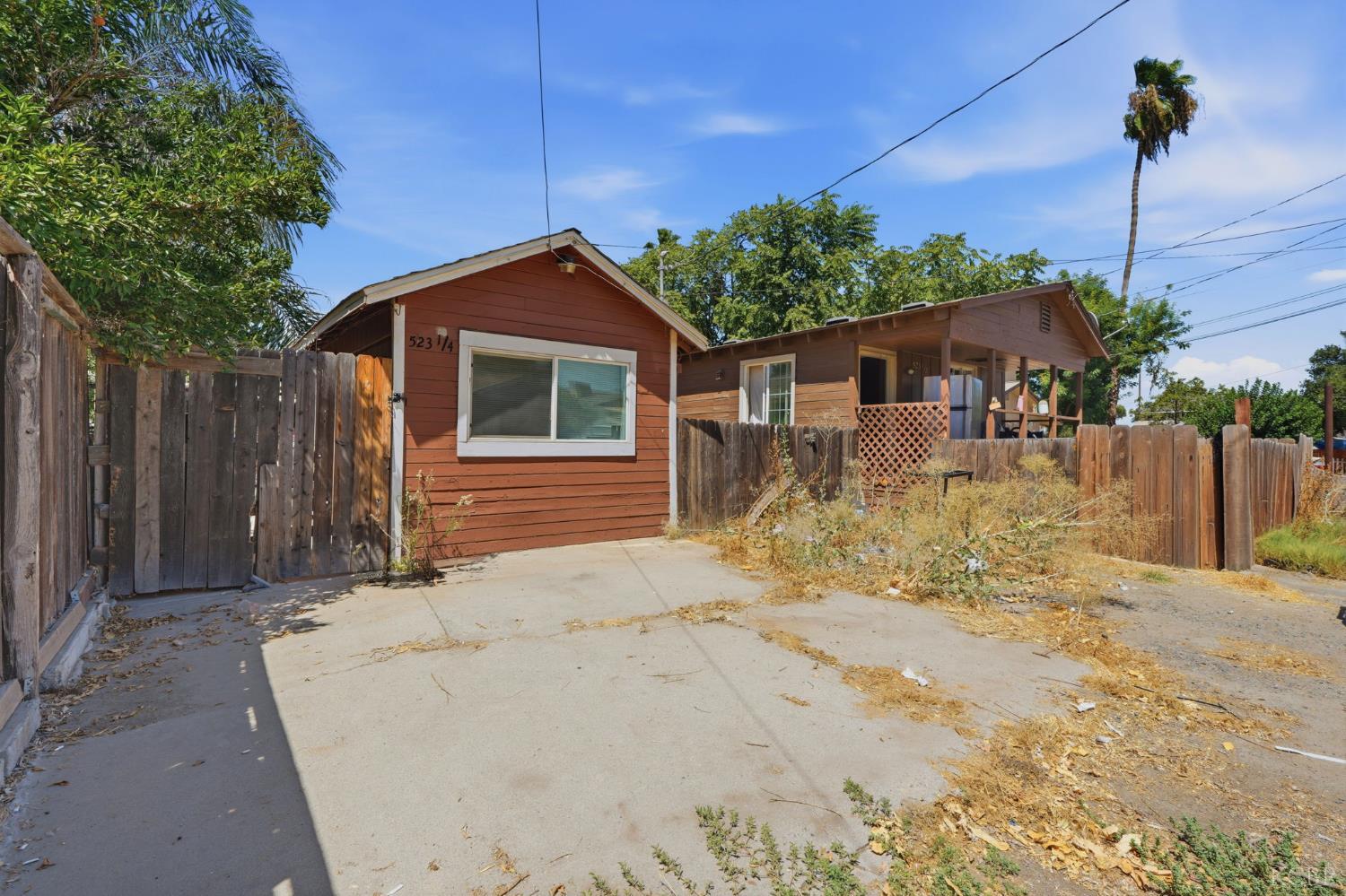 523 E 11th St, Hanford, CA 93230