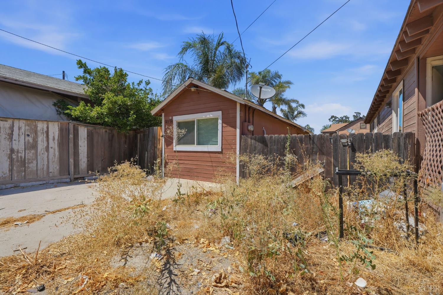 523 E 11th St, Hanford, CA 93230
