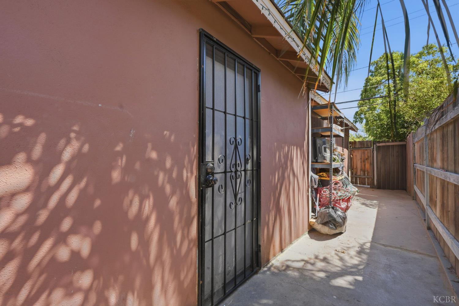 523 E 11th St, Hanford, CA 93230