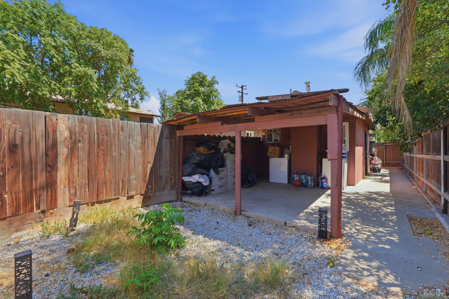 523 E 11th St, Hanford, CA 93230