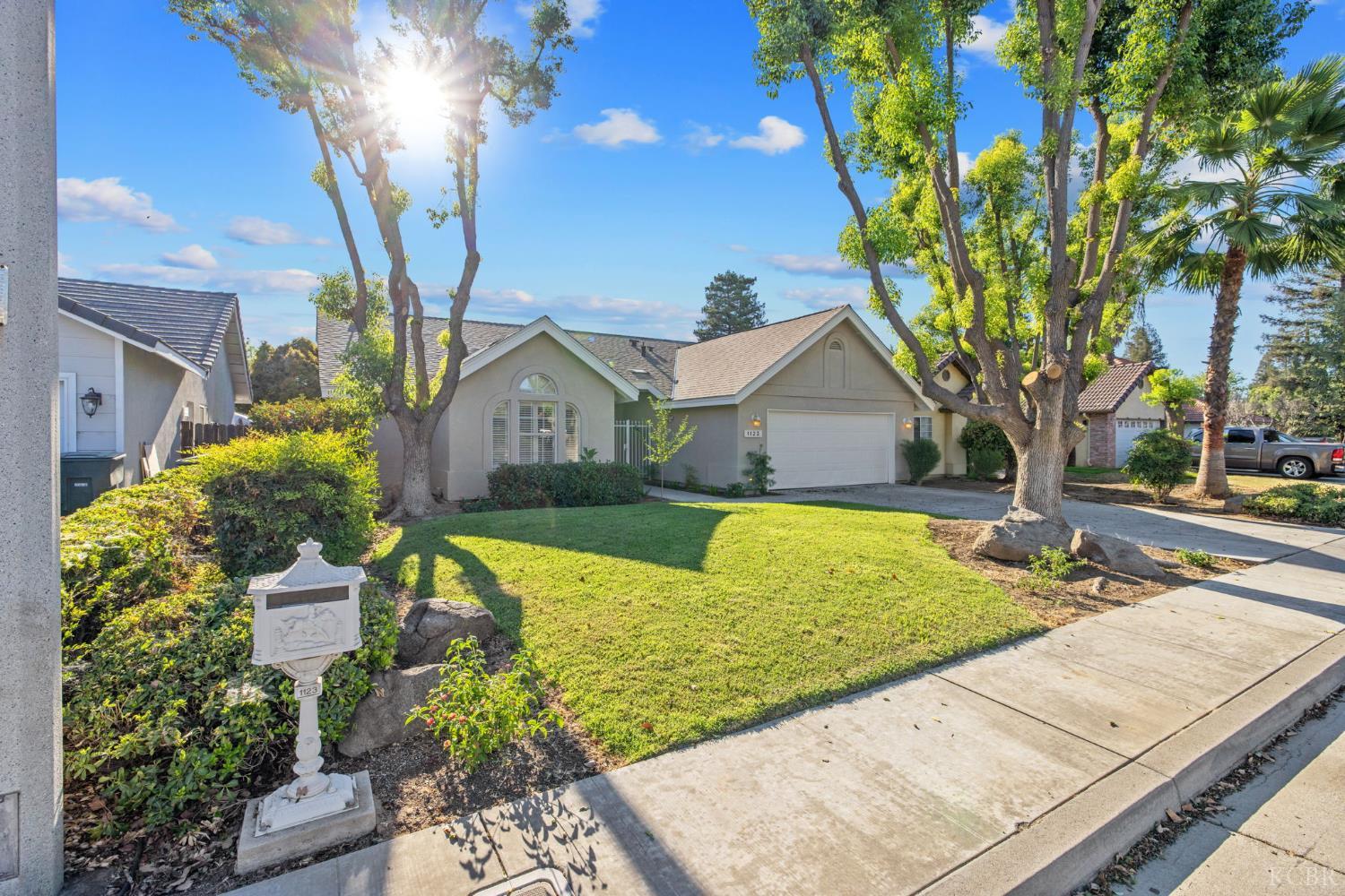 1123 N Crenshaw St, Visalia, CA 93291