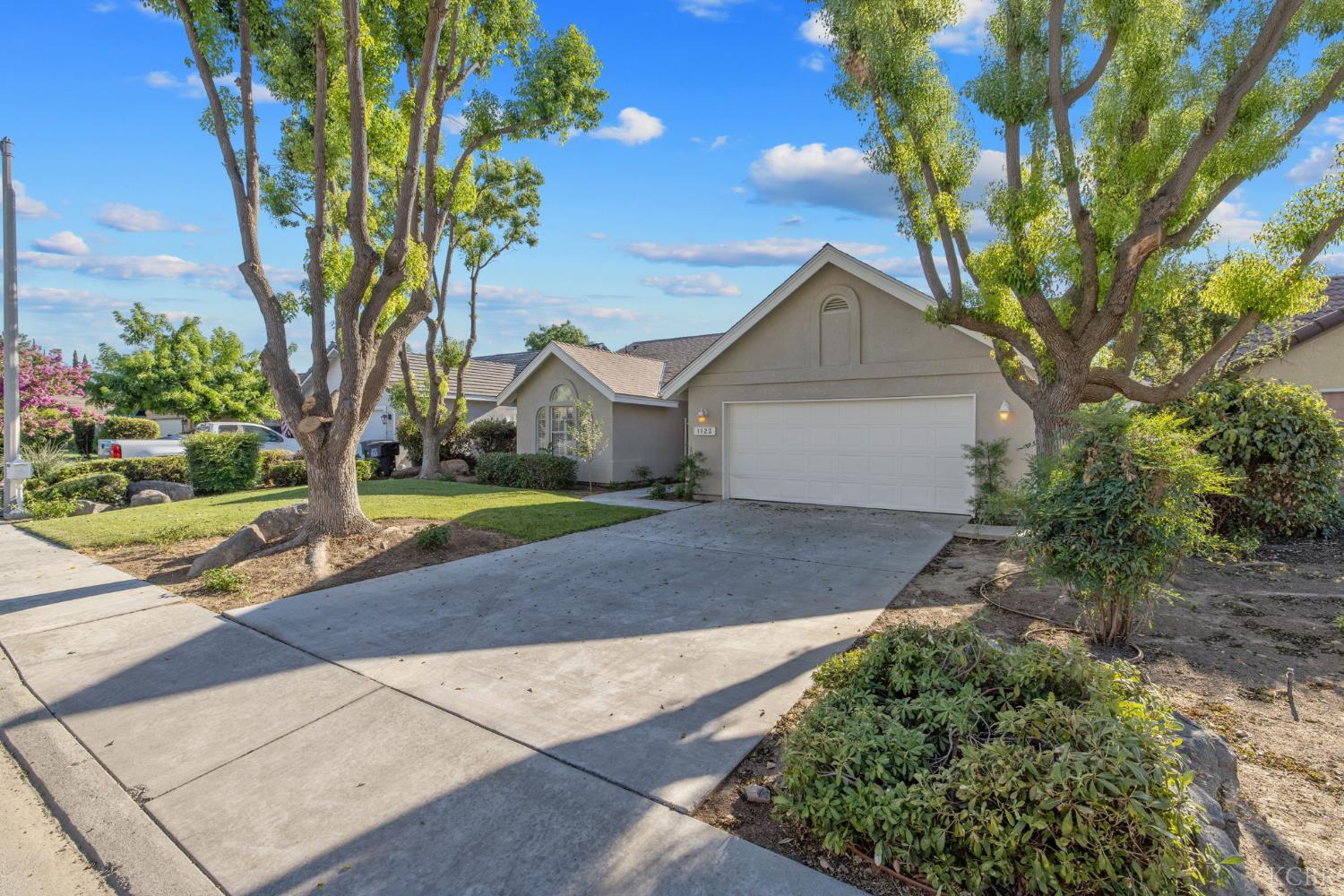 1123 N Crenshaw St, Visalia, CA 93291