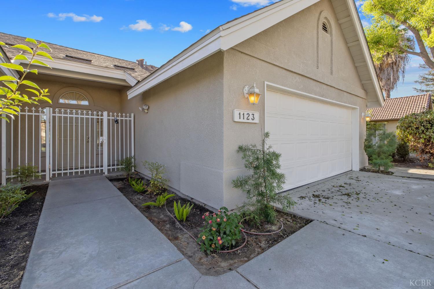 1123 N Crenshaw St, Visalia, CA 93291
