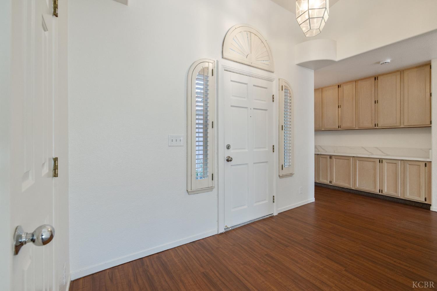 1123 N Crenshaw St, Visalia, CA 93291