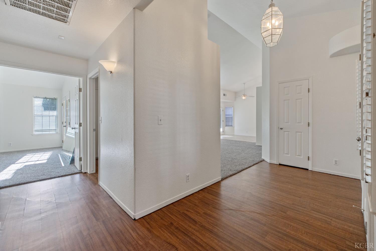 1123 N Crenshaw St, Visalia, CA 93291