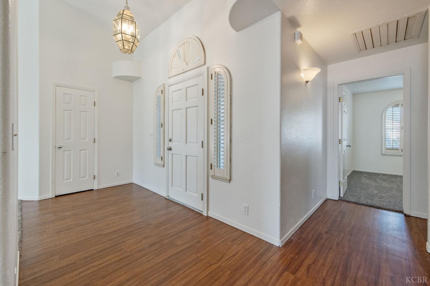 1123 N Crenshaw St, Visalia, CA 93291