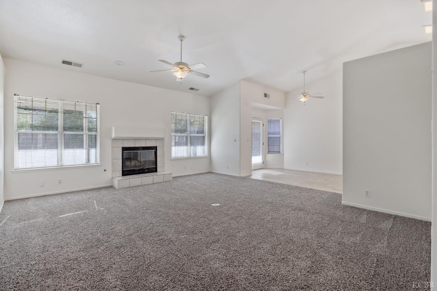 1123 N Crenshaw St, Visalia, CA 93291