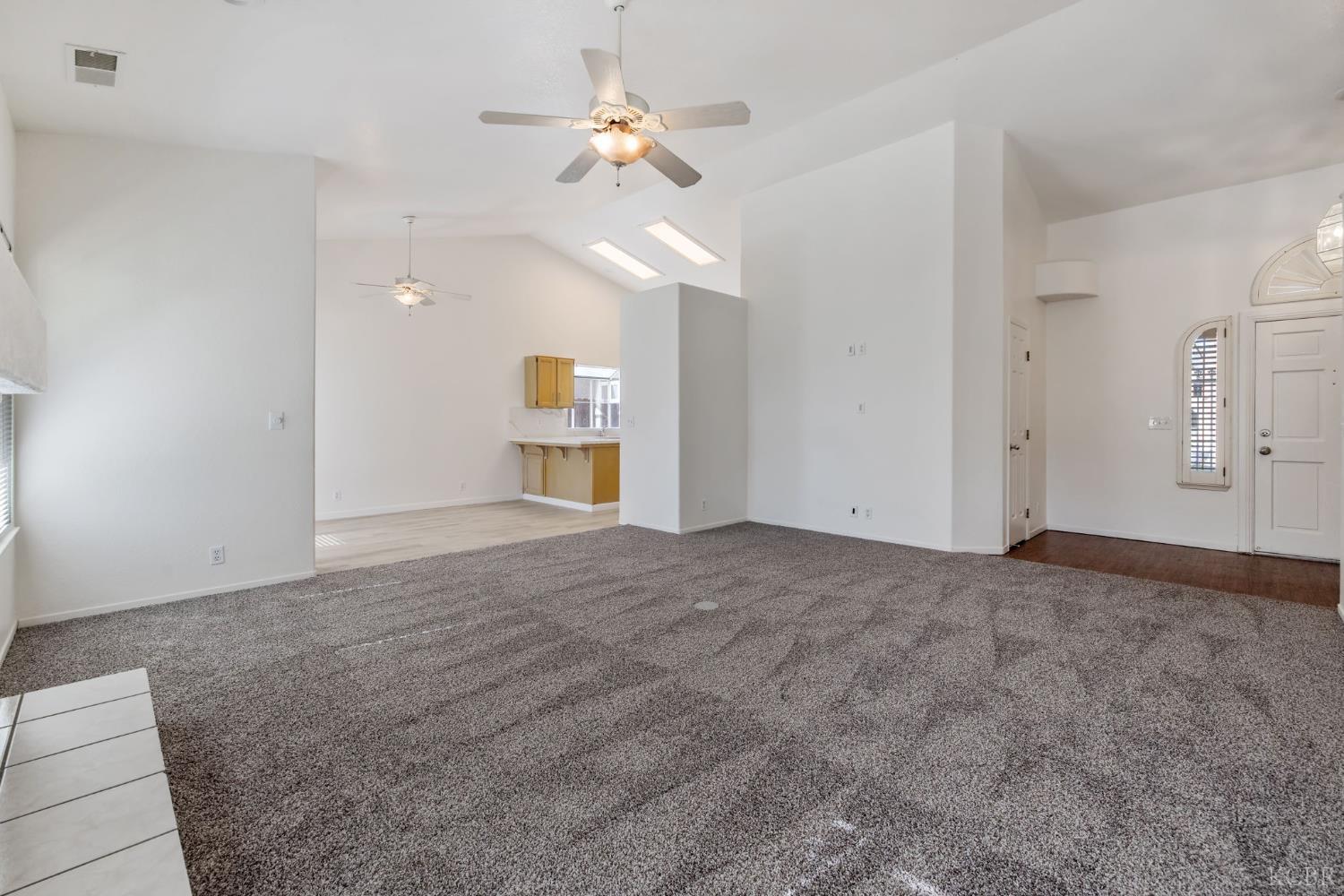 1123 N Crenshaw St, Visalia, CA 93291