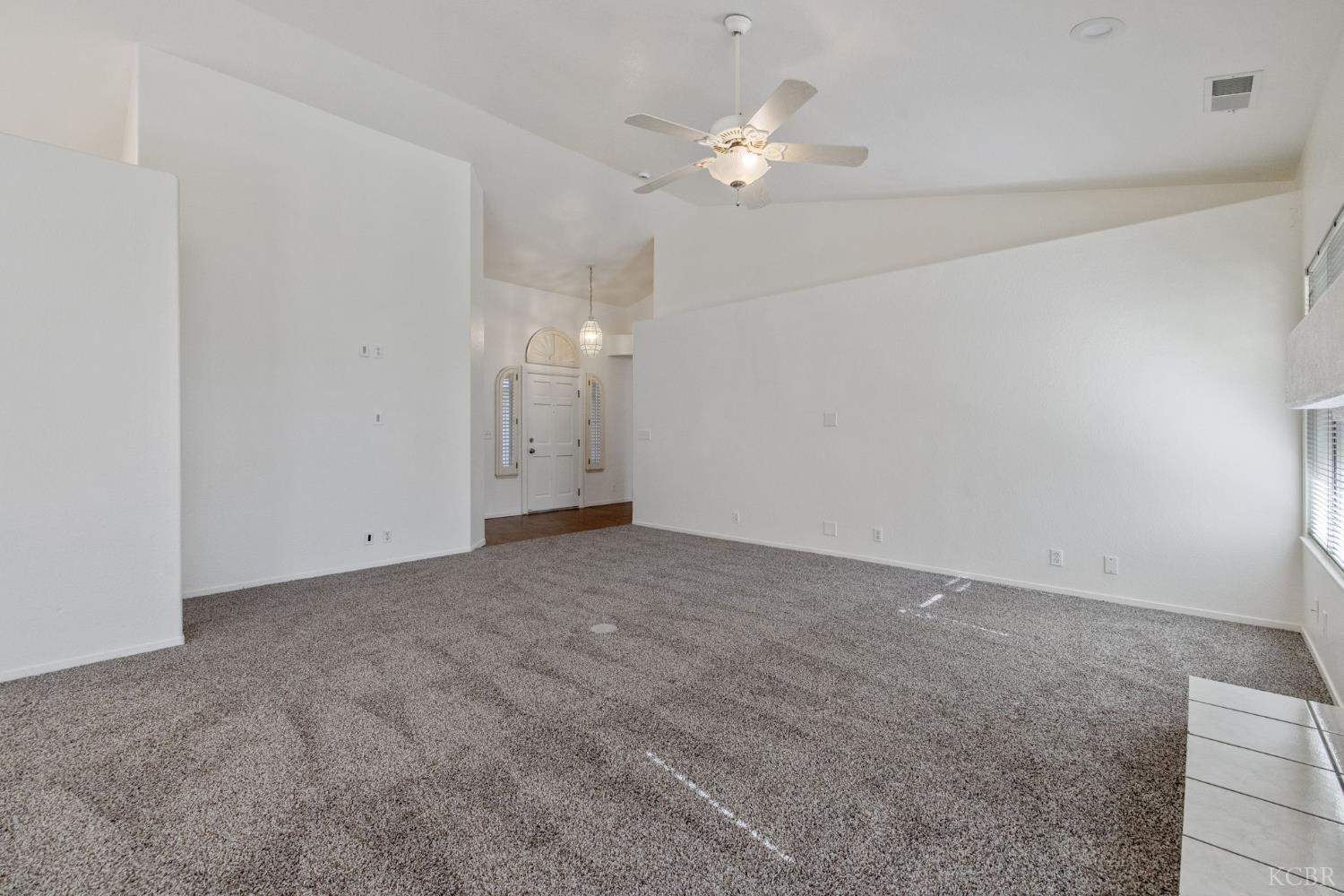1123 N Crenshaw St, Visalia, CA 93291
