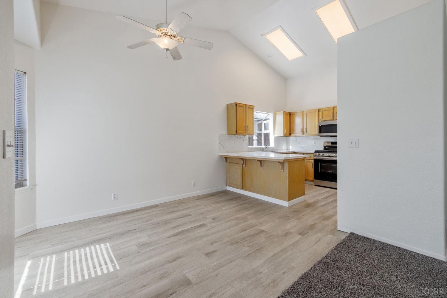 1123 N Crenshaw St, Visalia, CA 93291