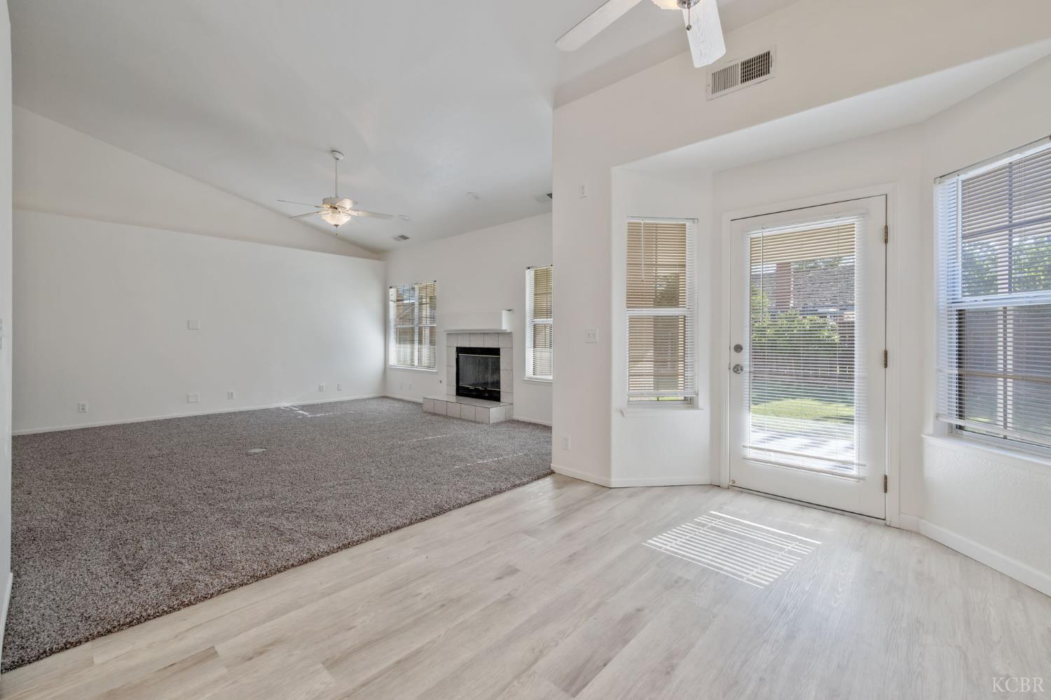 1123 N Crenshaw St, Visalia, CA 93291