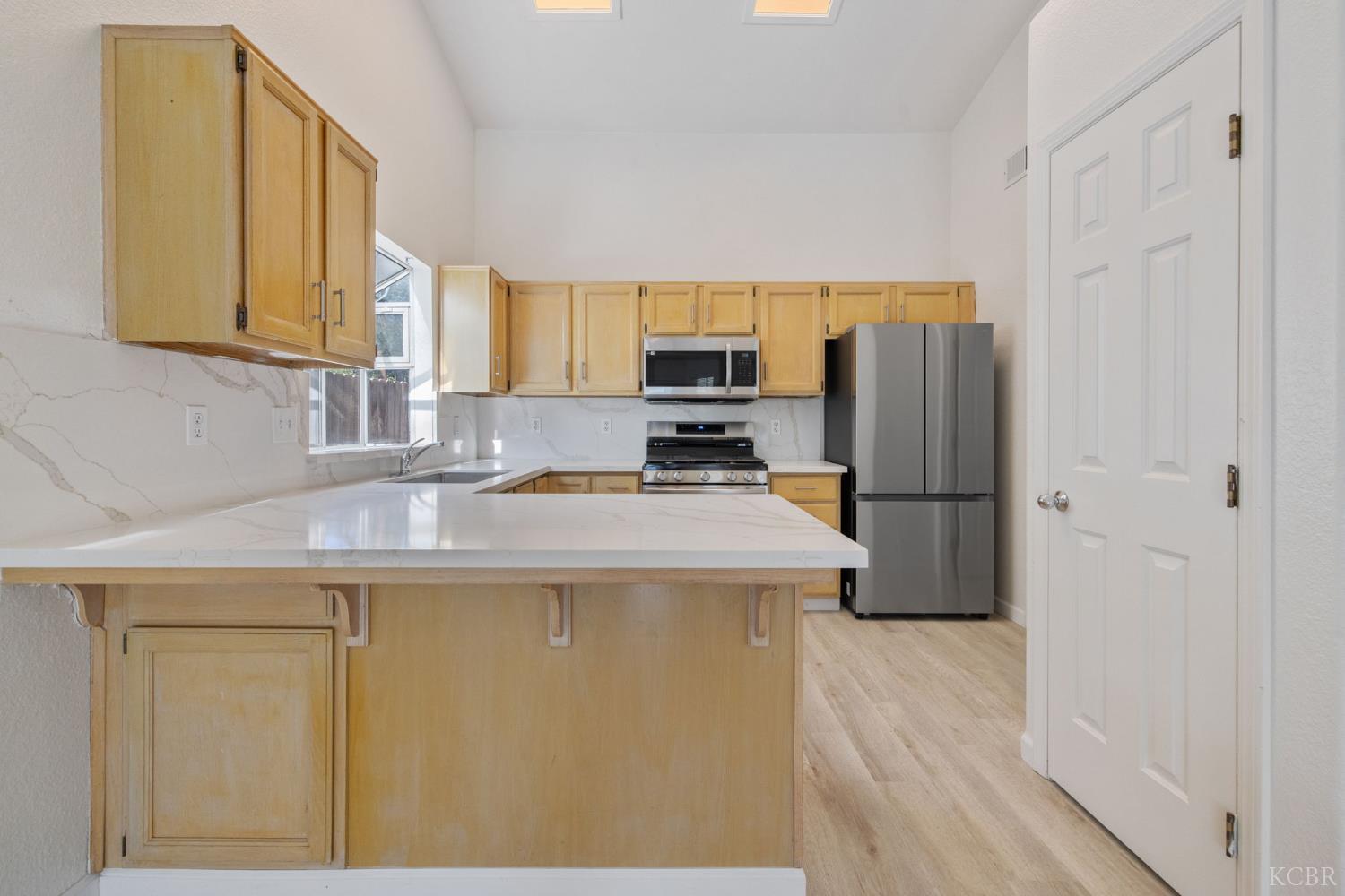1123 N Crenshaw St, Visalia, CA 93291