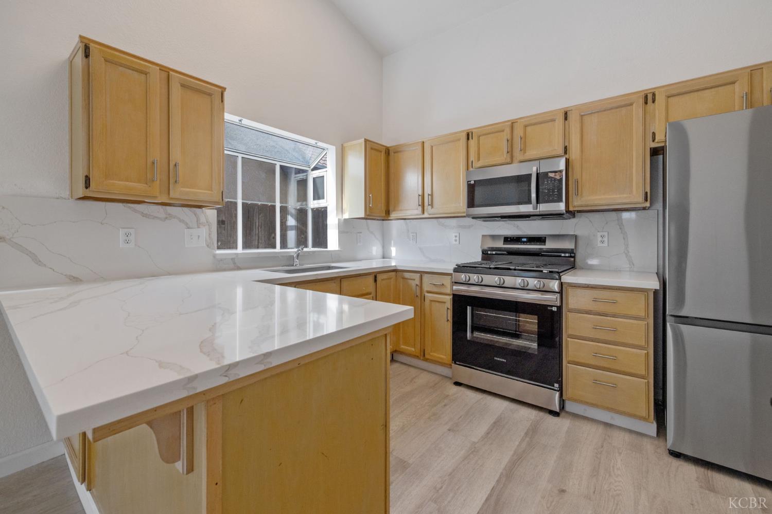 1123 N Crenshaw St, Visalia, CA 93291