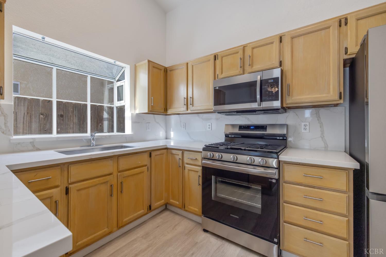 1123 N Crenshaw St, Visalia, CA 93291