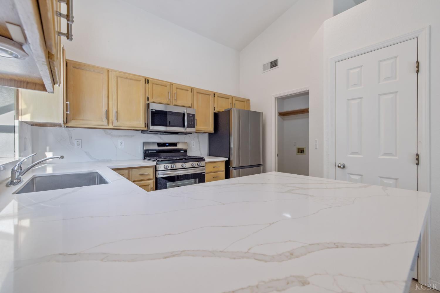 1123 N Crenshaw St, Visalia, CA 93291