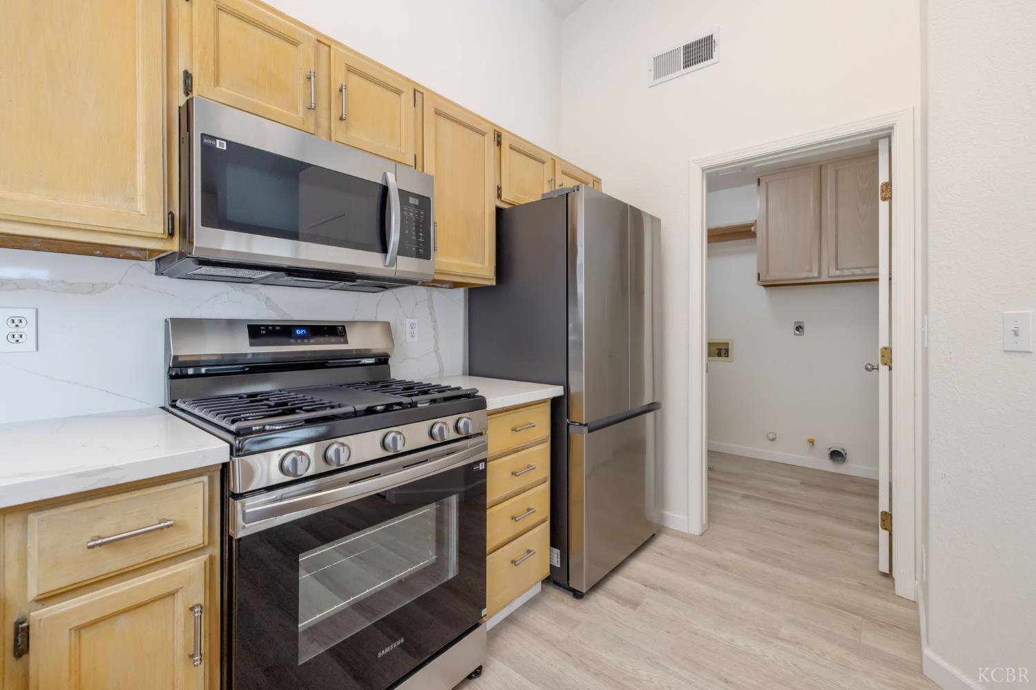 1123 N Crenshaw St, Visalia, CA 93291