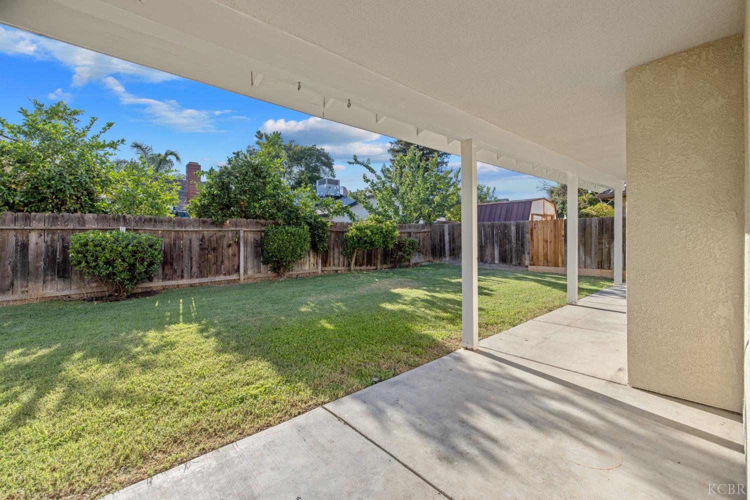 1123 N Crenshaw St, Visalia, CA 93291