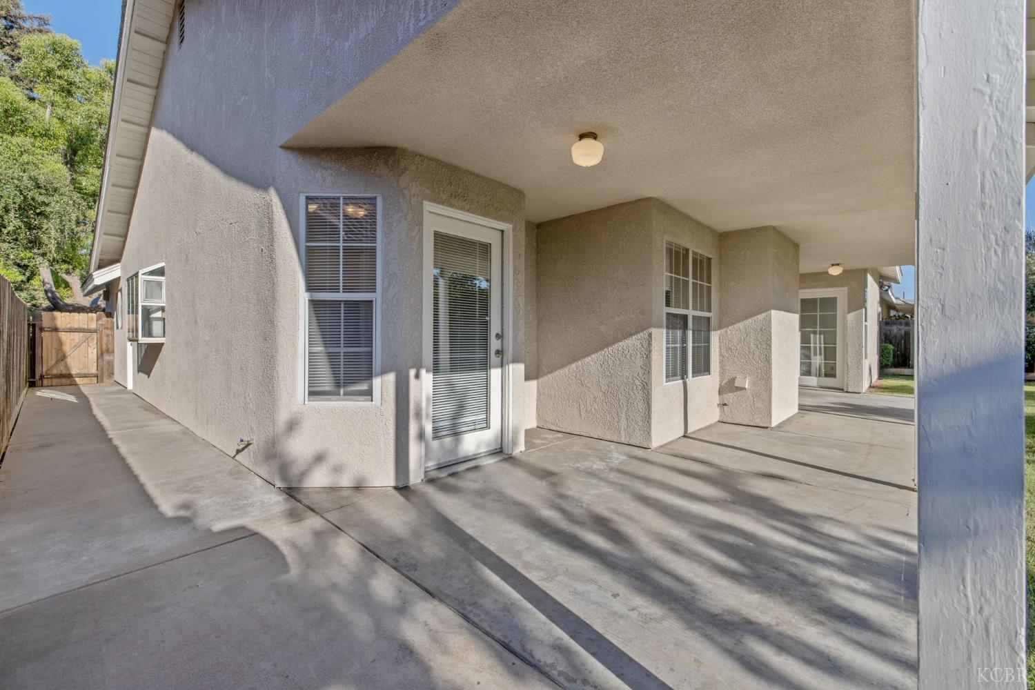 1123 N Crenshaw St, Visalia, CA 93291