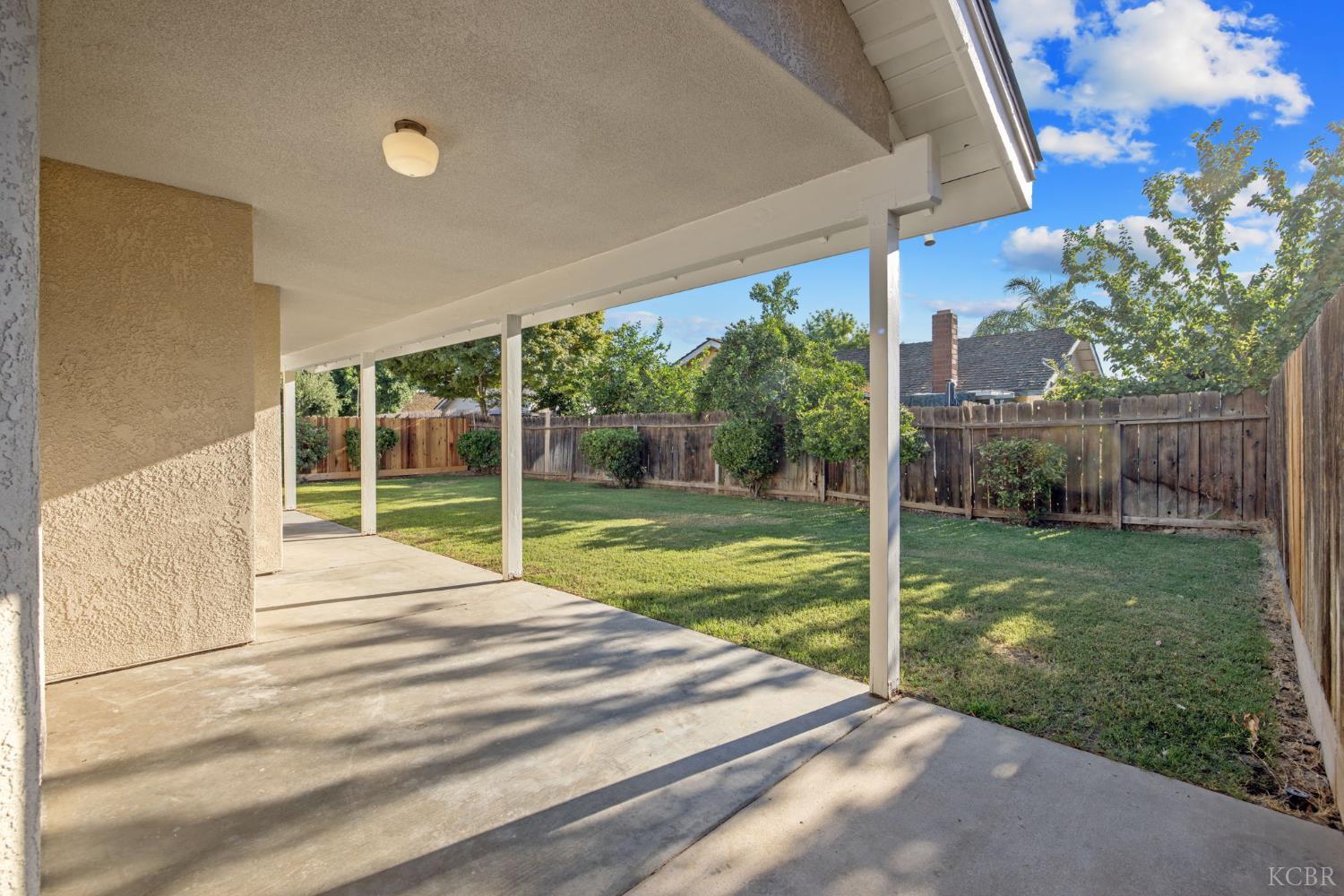1123 N Crenshaw St, Visalia, CA 93291