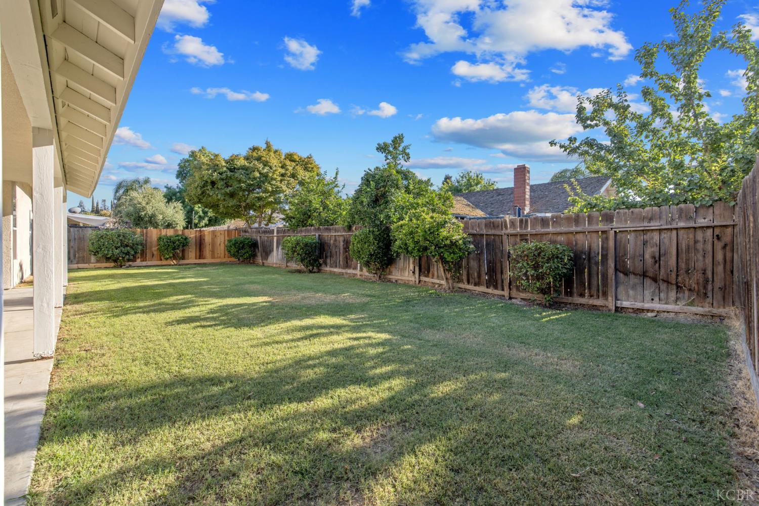 1123 N Crenshaw St, Visalia, CA 93291