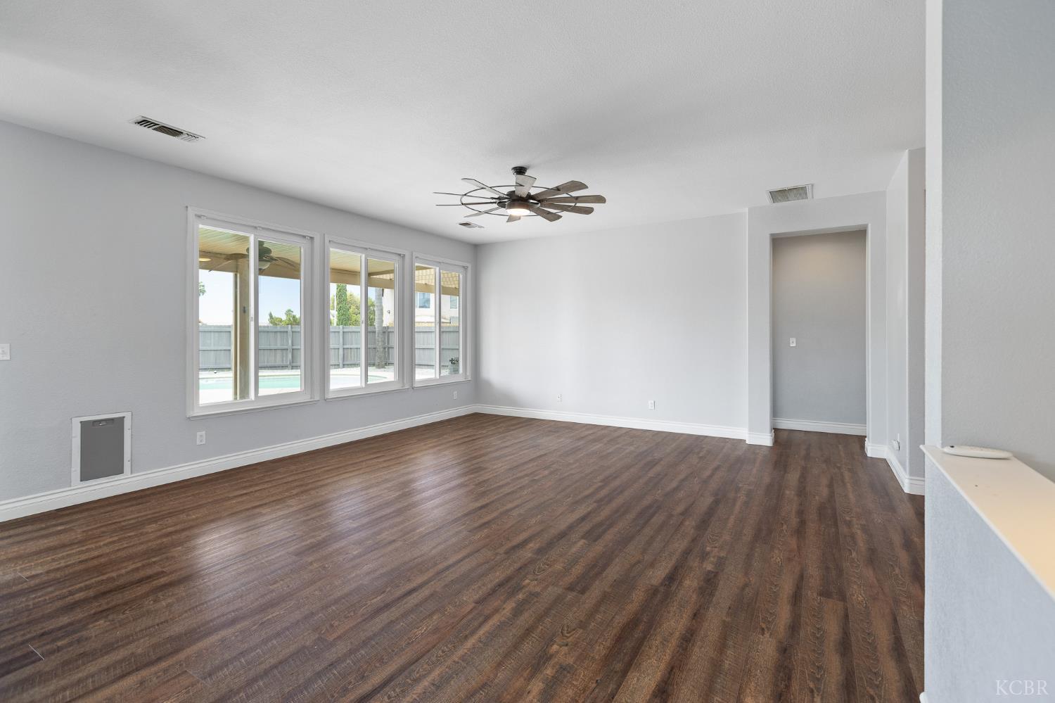 671 Vista Ct, Lemoore, CA 93245