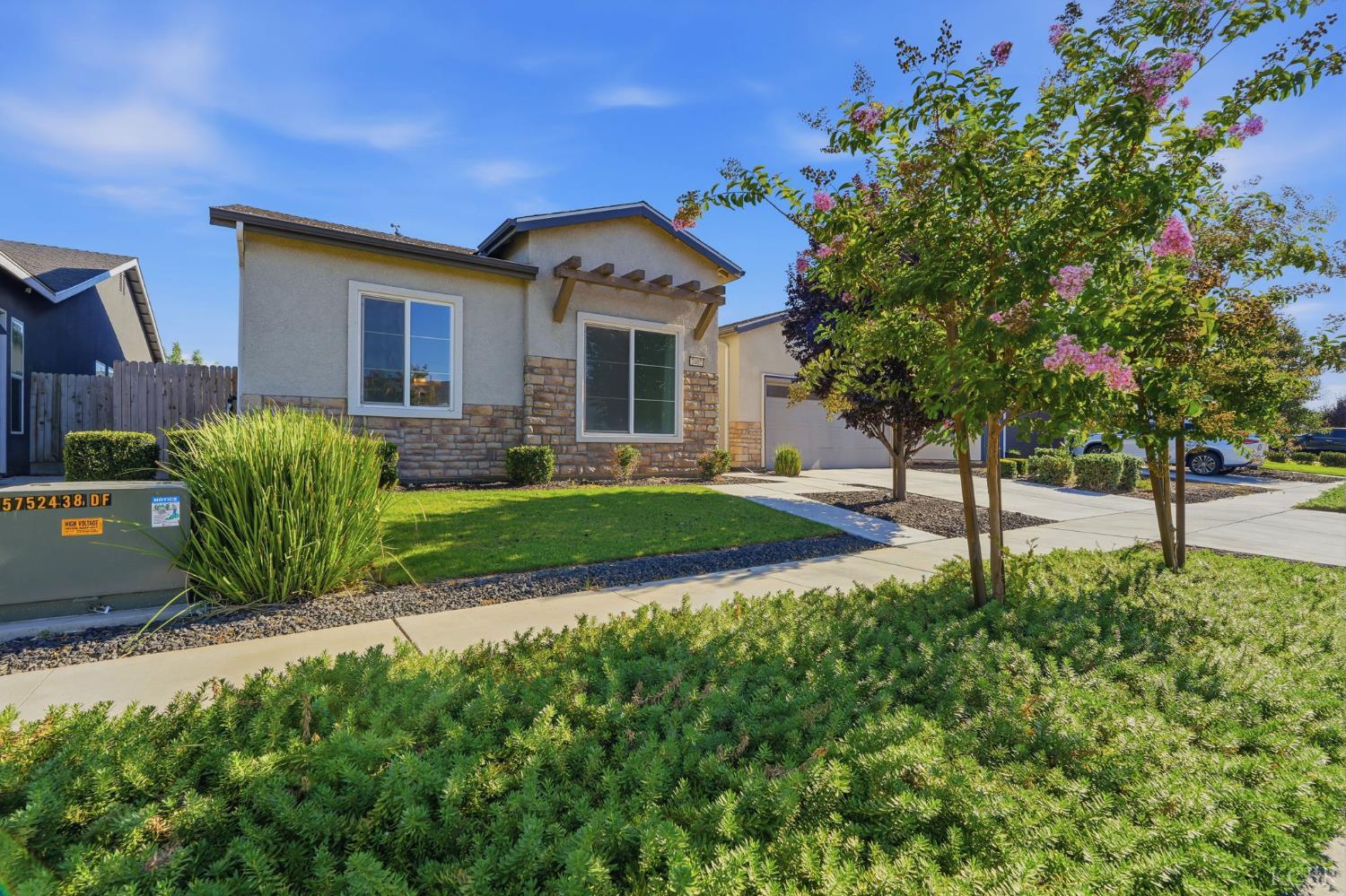 2407 W Andrew Ln, Hanford, CA 93230