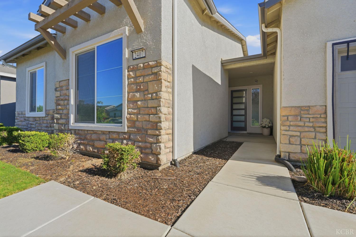 2407 W Andrew Ln, Hanford, CA 93230