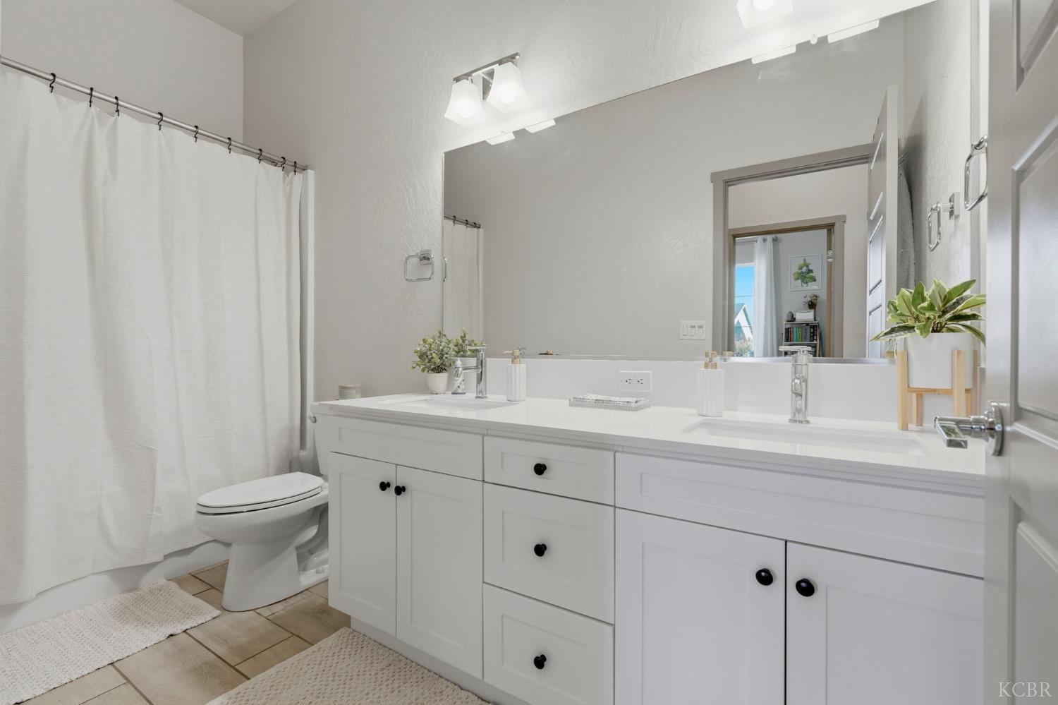 2407 W Andrew Ln, Hanford, CA 93230