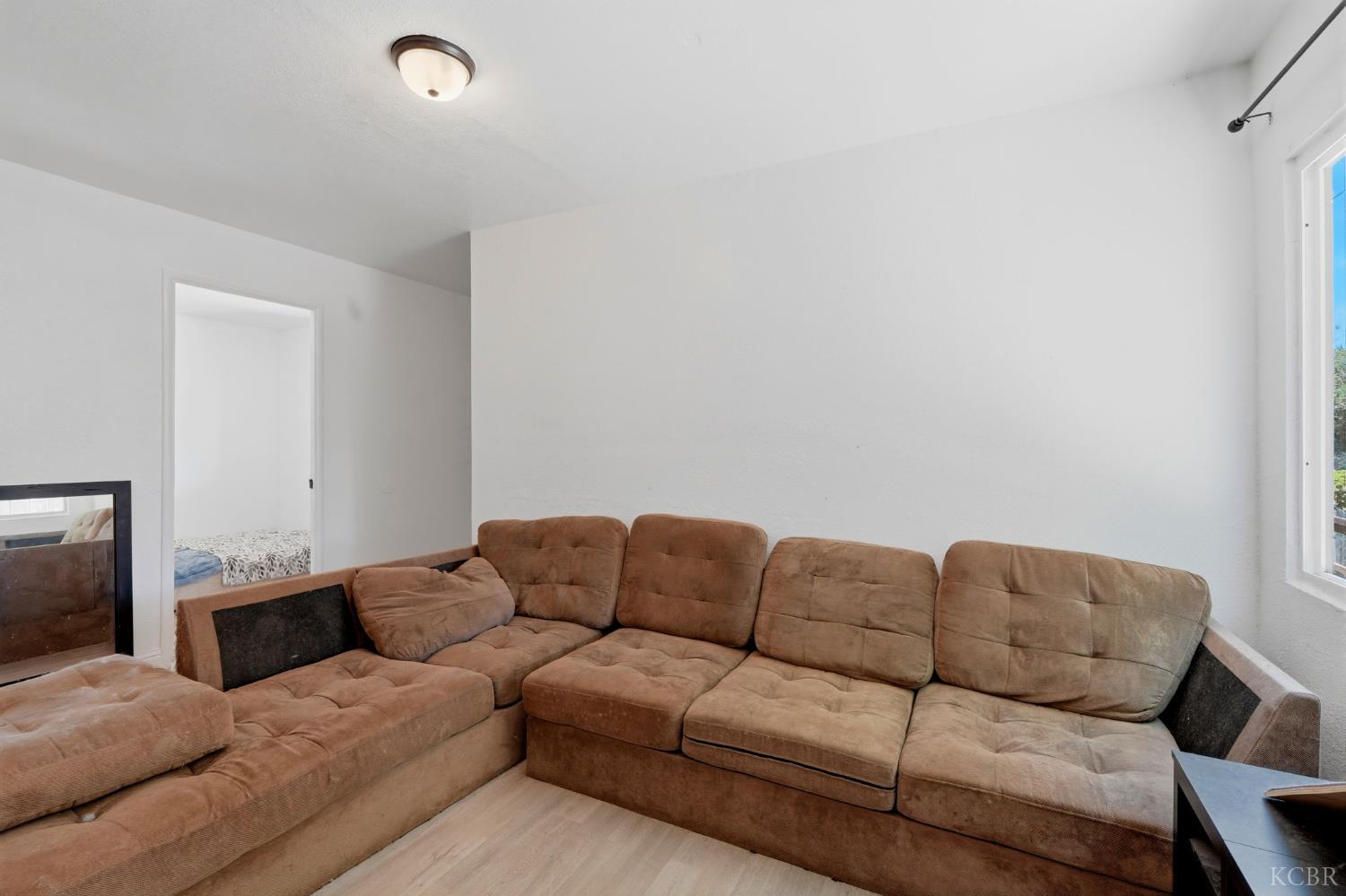 523 E 11th St, Hanford, CA 93230