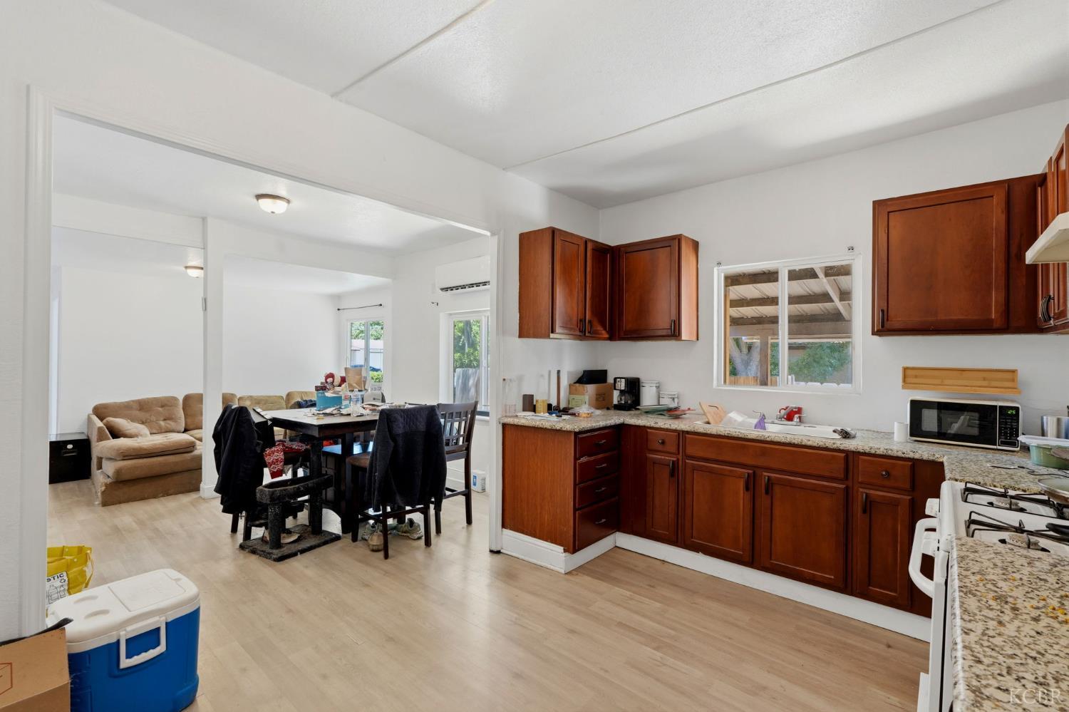 523 E 11th St, Hanford, CA 93230