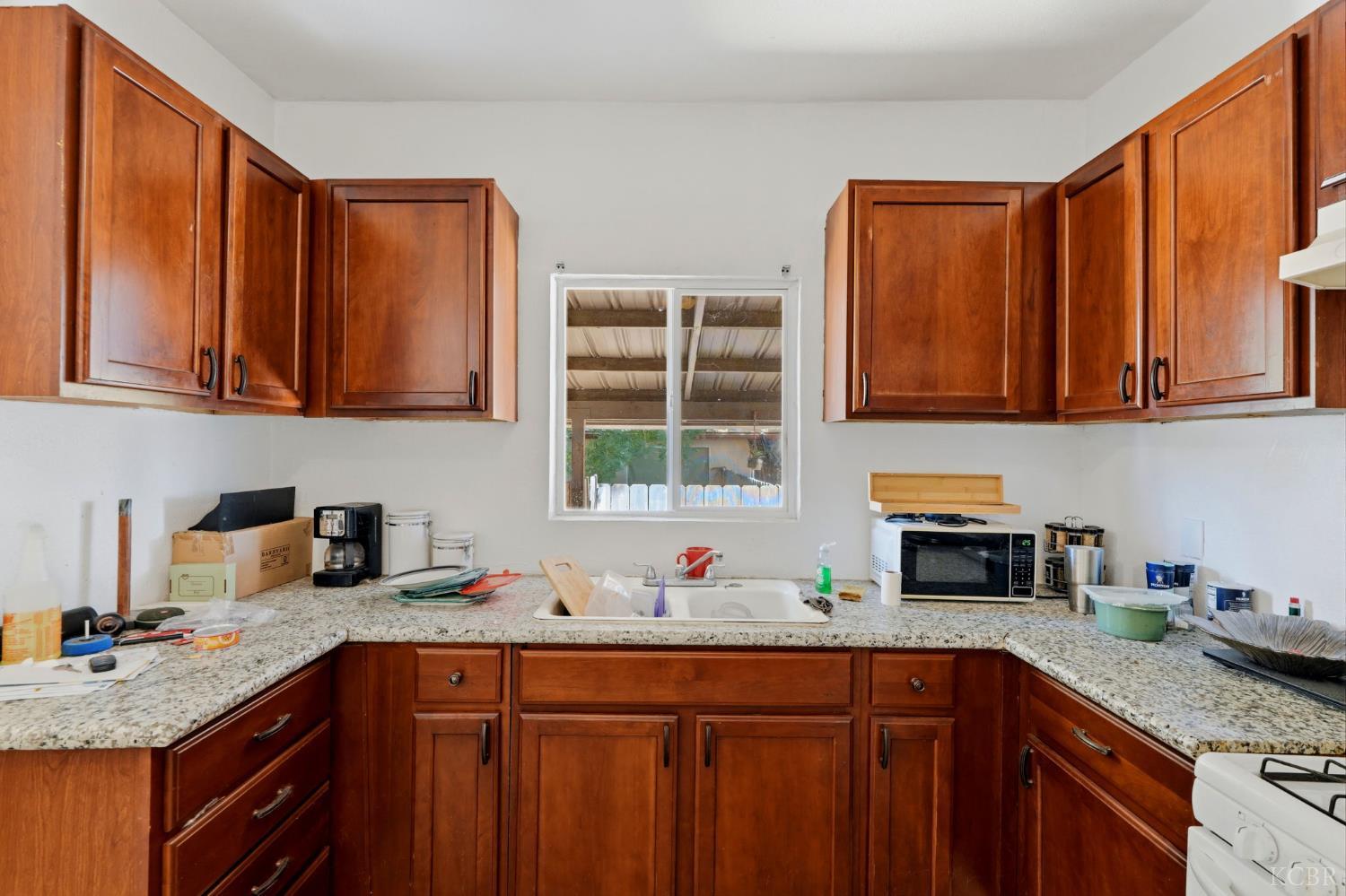 523 E 11th St, Hanford, CA 93230