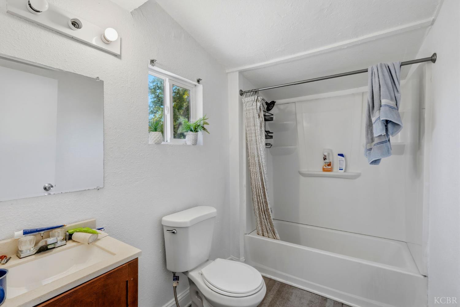 523 E 11th St, Hanford, CA 93230