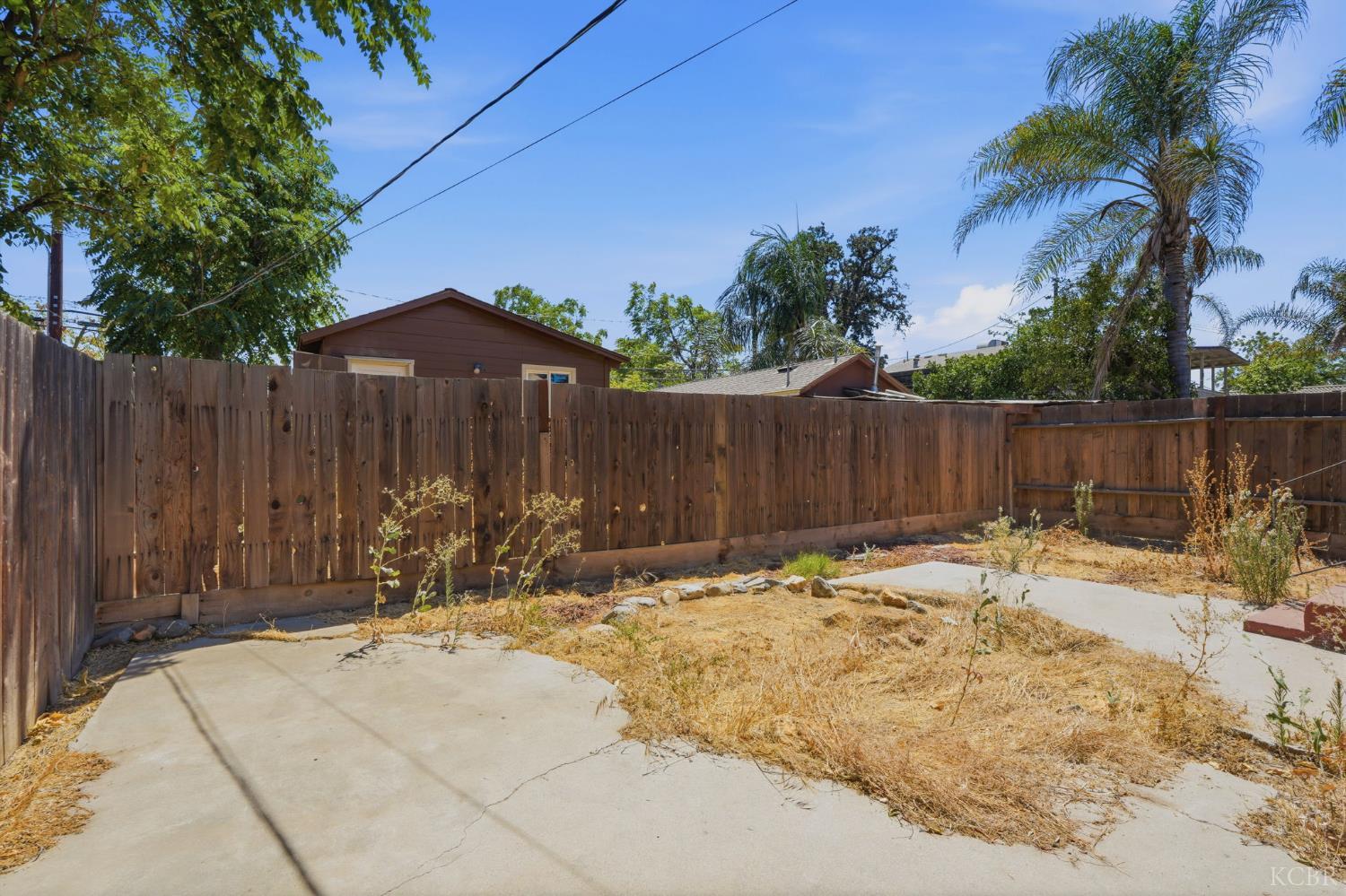 523 E 11th St, Hanford, CA 93230