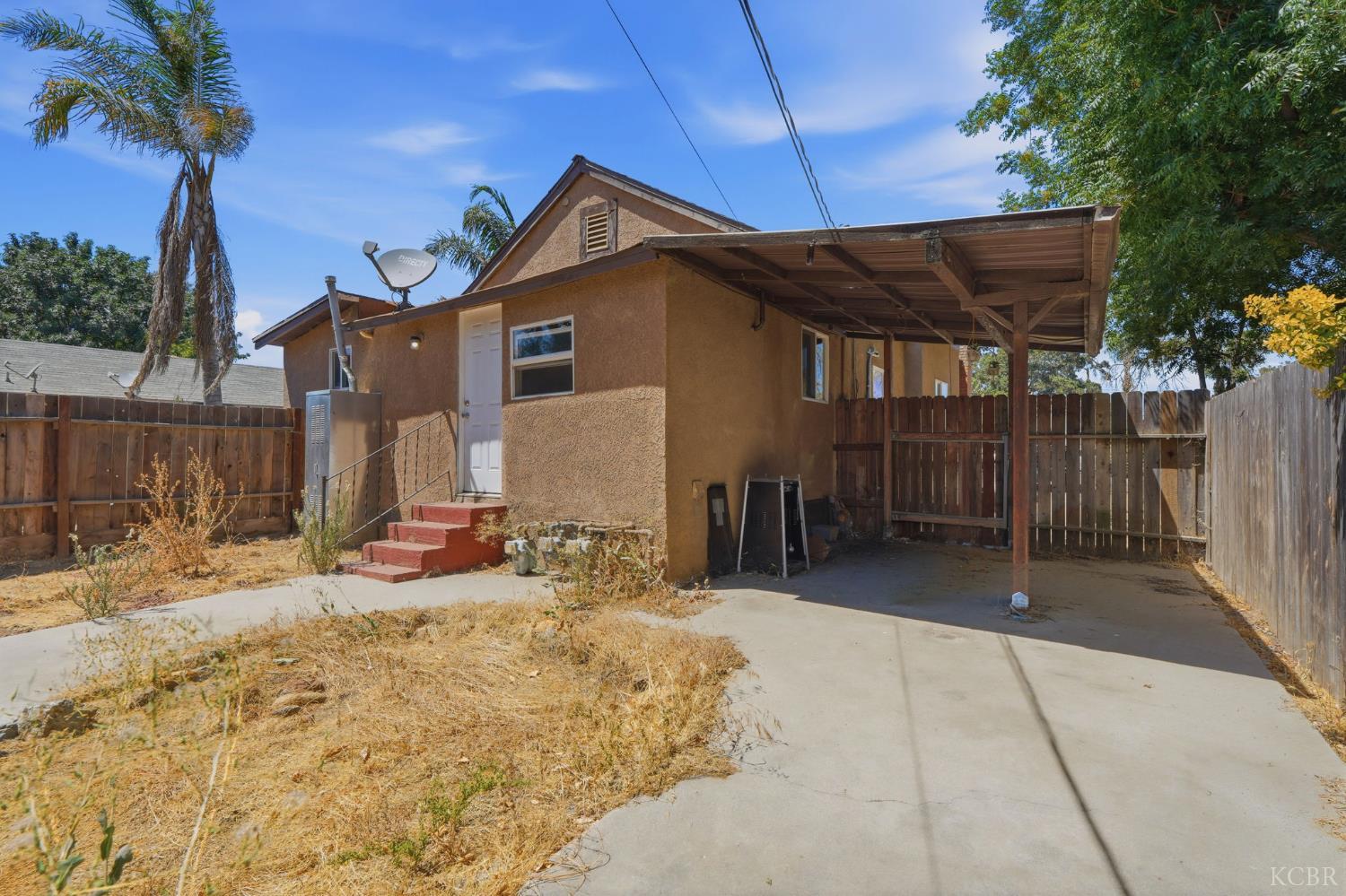 523 E 11th St, Hanford, CA 93230
