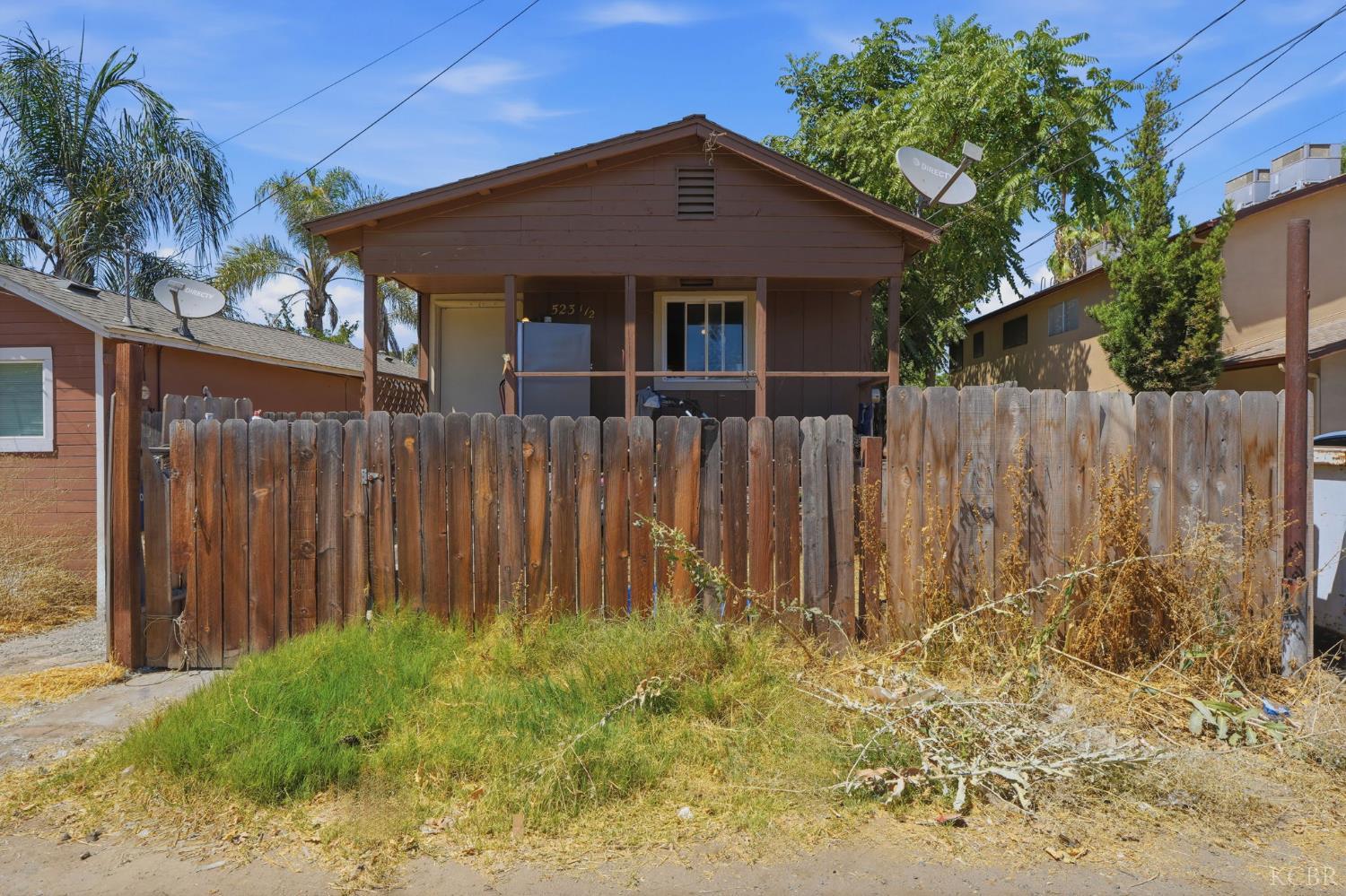 523 E 11th St, Hanford, CA 93230