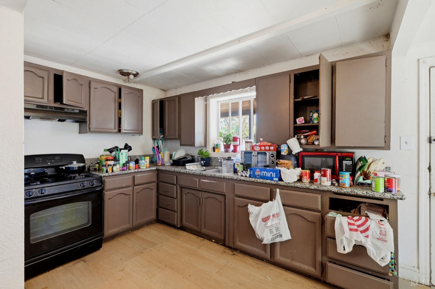 523 E 11th St, Hanford, CA 93230